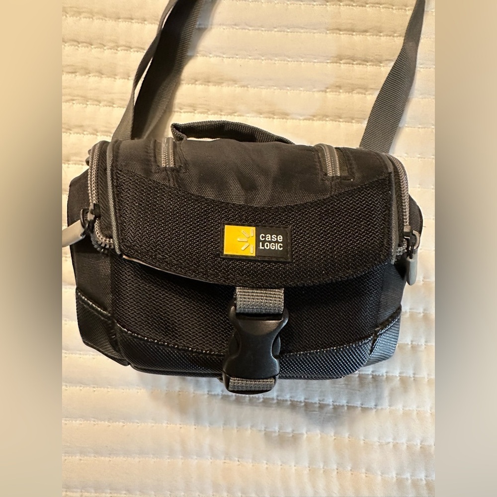 Case Logic Medium Camera Bag Case w/shoulder strap